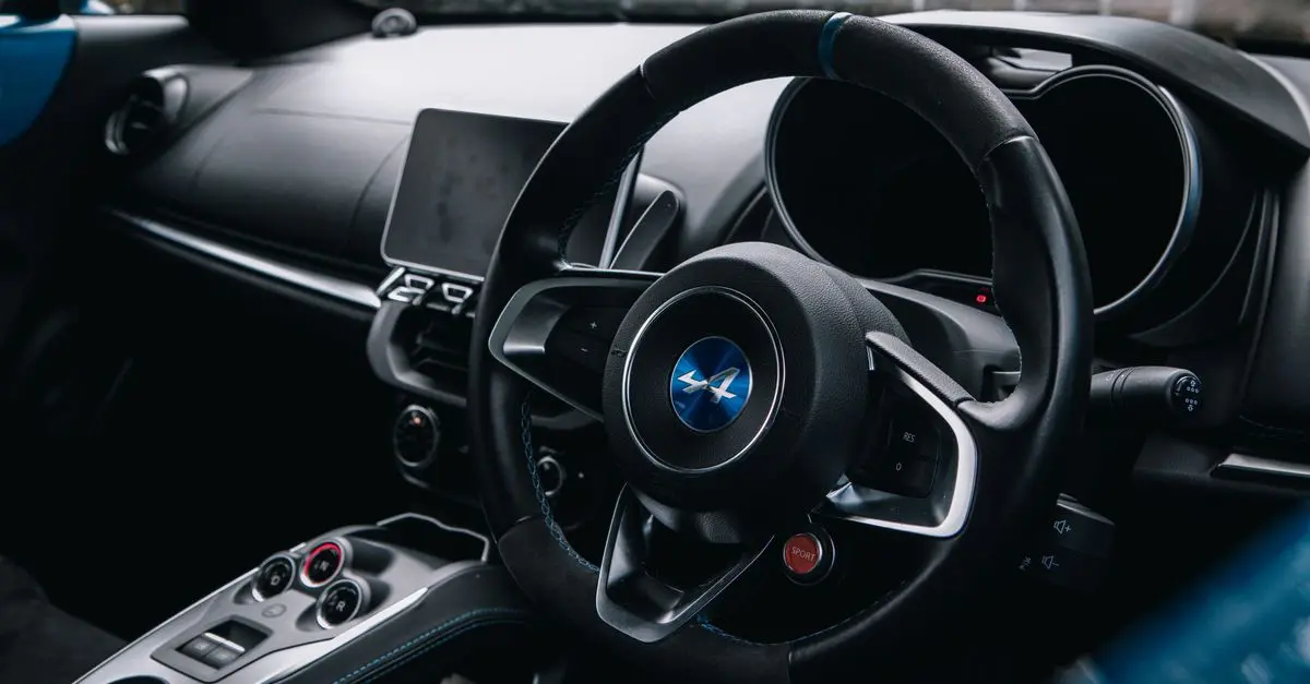 Comment le choix de votre volant impacte votre vitesse de conduite