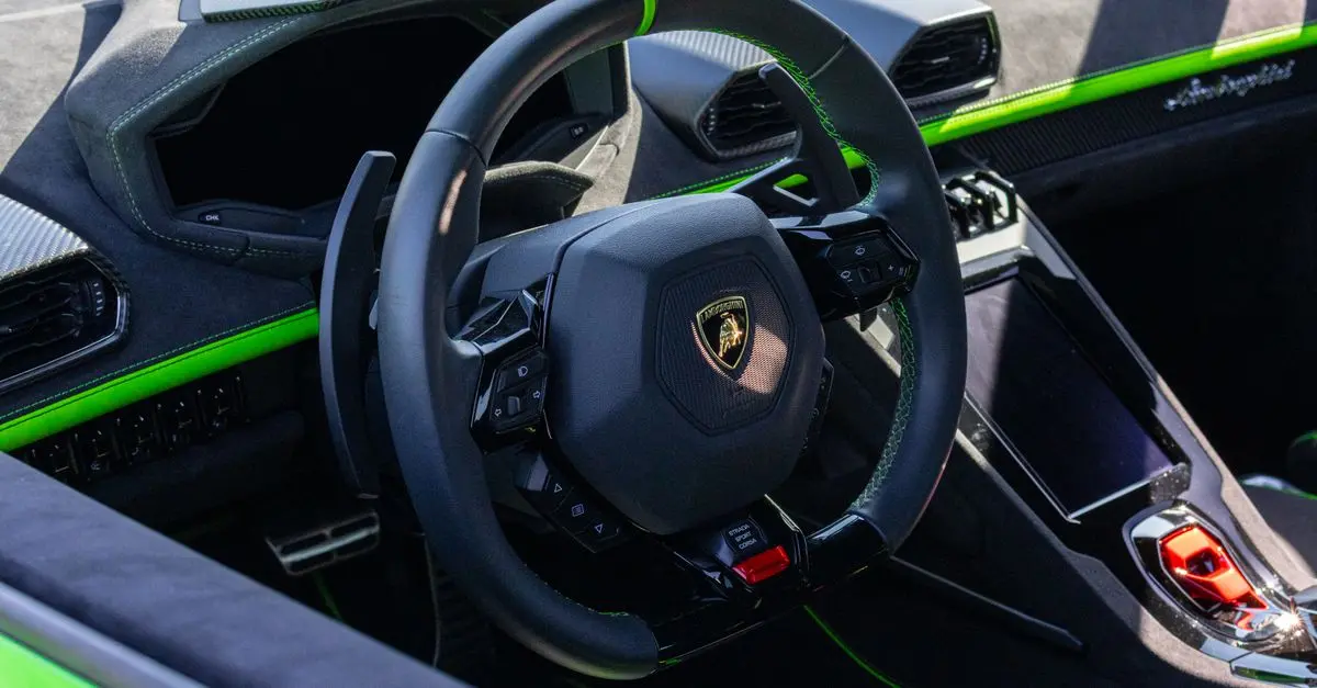 Comment le poids du volant influence votre vitesse de conduite