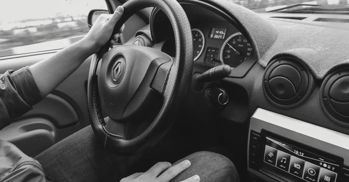 Comment le réglage du volant influence votre vitesse de conduite