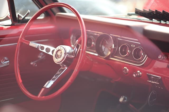 Volant de sport vs volant classique : lequel choisir pour la vitesse ?