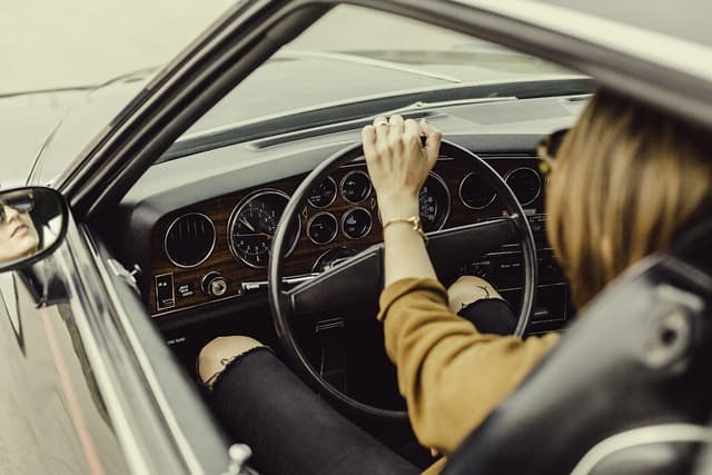 Comment le matériau du volant influence votre vitesse de conduite